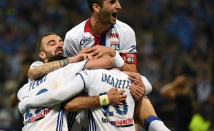 Maxime Gonalons, Sergi Darder et Jordan Ferri félicitent ici Alexandre Lacazette, auteur d'un remarquable doublé ce samedi face à Monaco.