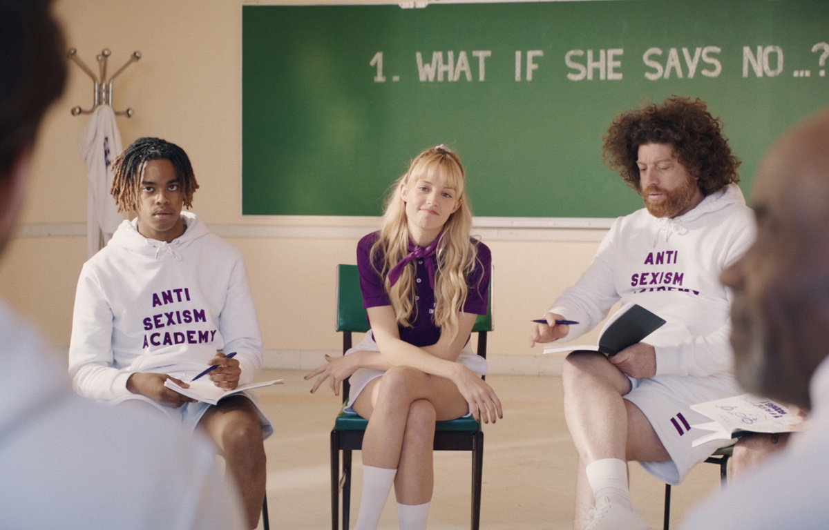 Pourquoi Balance Ton Quoi Et Pas Balance Ton Porc VIDEO. Angèle dévoile son «anti sexism academy» dans le clip de «Balance  Ton Quoi»