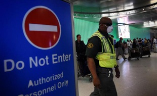 Un employé de l'aéroport de Los Angeles porte un masque pour se protéger du virus Ebola, le 9 octobre 2014