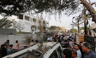 Un attentat à la voiture piégée a visé mardi l'ambassade de France à Tripoli, blessant deux gardes français et provoquant d'importants dégâts, dans la première attaque contre des intérêts français en Libye depuis la chute du régime de Mouammar Kadhafi en 2011.
