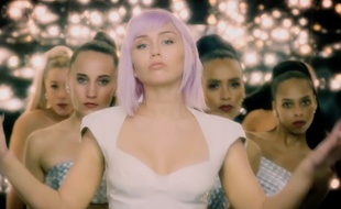 Miley Cyrus, au coeur de la seule proposition artistique et scénaristique de cette cinquième saison.