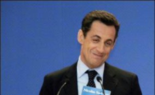 Nicolas Sarkozy s'est posé lundi en défenseur de la "France exaspérée" et de l'identité nationale en présentant un projet présidentiel "volontariste", décrit dans un nouveau livre à la couverture tricolore, "Ensemble".