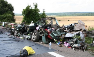La carcasse d'une voiture accidentée après son choc avec un camion près de Saulvaux le 25 juillet 2014