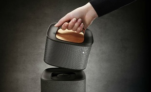 Deux haut-parleurs fonctionnant sur batterie se détachent des enceintes principales pour servir d'enceintes surround.