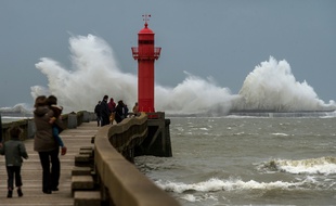 Tempête sur la plage à l'entrée du port de Calais, en mars 2016
