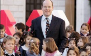 Le prince Albert II de Monaco "reconnaît officiellement" que Jazmin Grace, une Américaine de 14 ans, est sa fille, indique l'avocat du prince dans une interview au Figaro publiée jeudi.