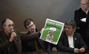 Gérard Briard, Renald Luzier, alias Luz, Patrick Pelloux et Laurent Joffrin, lors de la présentation du numéro de Charlie Hebdo le 13 janvier 2015 à Paris