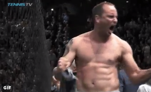 Le coach de Krajinovic a fait tomber le tee-shirt à Bercy.