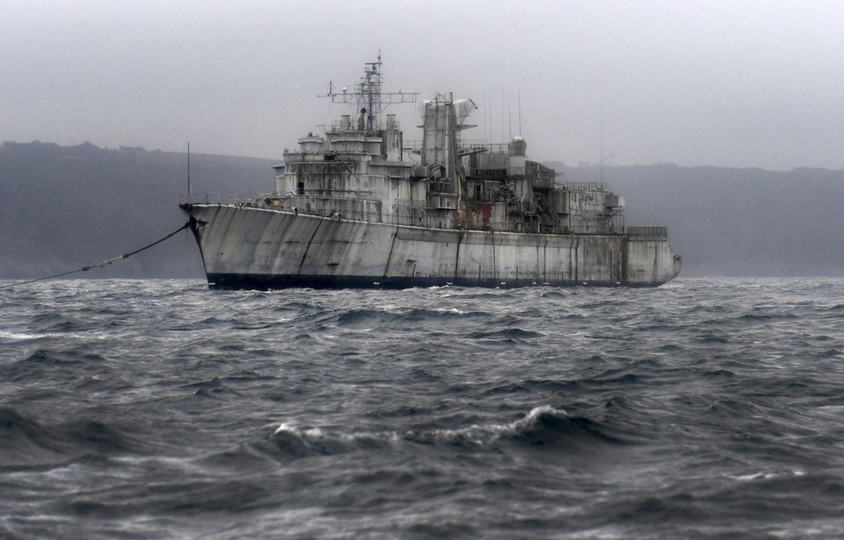 Bretagne : Ces bateaux de guerre abandonnés vont quitter leur cimetière pour un ultime voyage en mer