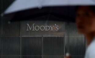 L'agence de notation Moody's a dégradé jeudi de deux crans, à "Baa2", la note de McGraw-Hill, maison mère de sa plus grande concurrente Standard & Poor's, en raison notamment des risques juridiques liés aux poursuites lancées contre elle par les autorités américaines.