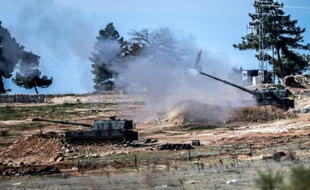 Des chars de l'armée turque positionnés à Oncupinar près de la ville de Kilis pillonnent le 16 février 2016 la frontière avec la Syrie