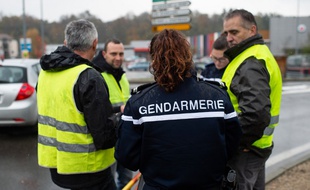 Une gendarme relève l'identité des manifestants au Pont-de-Beauvoisin (Savoie) où une femme de 63 ans a été tuée par une automobiliste