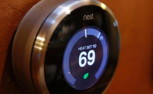 Piloter la consommation d'énergie de son logement depuis un smartphone ou une tablette: l'énergie "intelligente" émerge aussi à la maison, alors que le rachat de l'américain Nest par Google cette semaine a braqué les projecteurs sur ces nouveaux produits.