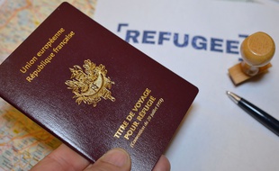 Photo illustration d'un titre de voyage pour réfugié.