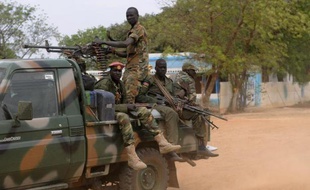 Une bataille de chars opposait mercredi l'armée sud-soudanaise aux rebelles pour le contrôle de la ville pétrolière de Malakal, alors que le conflit dans le jeune pays entre dans son deuxième mois.