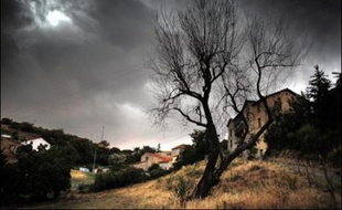 De violents orages ont entraîné la coupure de plusieurs routes, dont des bretelles de l'autoroute A7, pendant toute la nuit de dimanche à lundi, et endommagé de nombreuses habitations au sud-est de Lyon, a-t-on appris lundi auprès des pompiers.