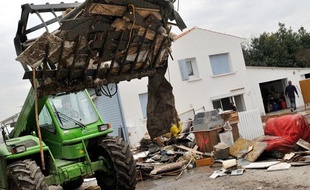 Des travaux de déblaiement à Charron, en Charente-Maritime, après le passage de la tempête Xynthia, le 3 mars 2010.