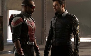 Anthony Mackie et Sebastian Stan campent respectivement Sam Wilson et Bucky Barnes dans « Falcon et le Soldat d'hiver ».