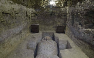 Photo de l'une des tombes mises au jour sur le site d'Al Ghoreifa (Egypte), contenant plusieurs sarcophages.