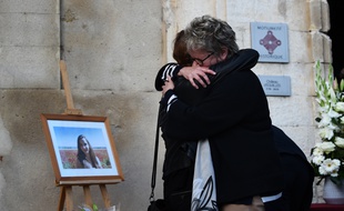 Des proches de Mauranne, victime de l'attentat de la gare Saint-Charles, devant le portrait de la jeune fille.