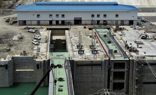 Vue des travaux d'extension du Canal de Panama, le 5 octobre 2015 à Colon