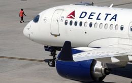 Un copilote de Delta Airlines arrêté devant les passagers à San Francisco