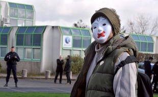 Deux cents personnes ont défilé samedi à Nantes en hommage au chômeur qui s'est mortellement immolé par le feu mercredi devant une agence Pôle emploi de la ville, selon la correspondante l'AFP.