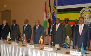 Les présidents des pays d'Afrique de l'Est, l'Ougandais Yoweri Museveni (2e G), le Tanzanien Jakaya Kikwete (D), et le Sud-Africain Jacob Zuma (4e D), lors d'un sommet, le 31 mai 2015, sur la grave crise politique au Burundi