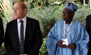 Le ministre français de la Défense, Jean-Yves Le Drian et l'ex-président nigérien Olusegun Obasanjo à l'ouverture du premier Forum international sur la Paix et la Sécurité en Afrique à Dakar le 15 décembre 2014