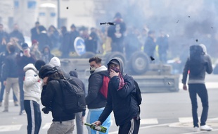Jets de projectiles sur les forces de l'ordre près du CHU. L.Venance/AFP