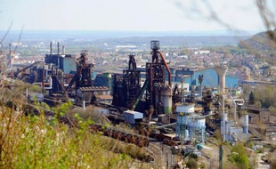 La fermeture des hauts-fourneaux de Florange en avril a pesé 103 millions d'euros sur les lourdes pertes au premier semestre du géant de l'acier ArcelorMittal, qui a abaissé jeudi ses objectifs pour 2013.