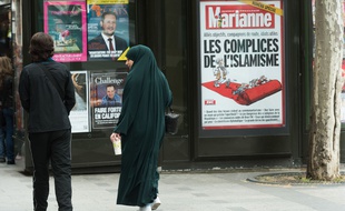 La couverture de «Marianne» sur un kiosque parisien, le 21 mai 2015.