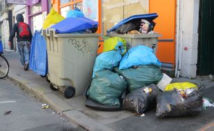 Les déchets jonchent certains trottoirs à Nantes