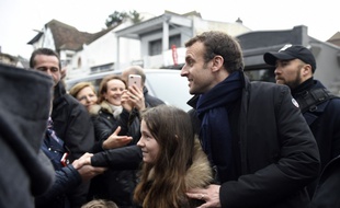 Le président de la République Emmanuel Macron, qui passe le week-end de Pâques dans la maison de son épouse au Touquet (Pas-de-Calais), s'est offert dimanche un petit bain de foule dans la cité portuaire.