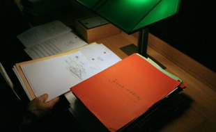 Un magistrat consulte un dossier de l'affaire du chalutier Bugaled Breizh, le 27 novembre 2009 au palais de Justice de Rennes