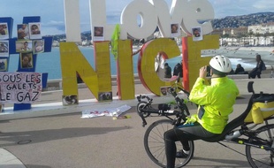 Le #ILoveNice est devenu bleu-blanc-jaune ce dimanche à Nice.