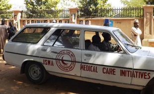 Une ambulance évacue des blessés après un attentat-suicide à Potiskum au nord-est du Nigeria le 1er février 2015
