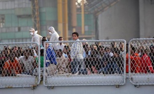 Les rescapés d'un nouveau naufrage de bateau de migrants ayant fait 17 morts au port de Catania le 13 mai 2014 en Italie