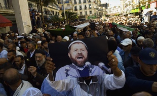 Abassi Madani est mort mercredi 24 avril 2019 à l'âge de 88 ans après une longue maladie. Il a été enterré le samedi suivant à Alger, où des milliers de partisans sont venus lui rendre hommage.