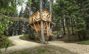 Les enfants peuvent profiter de nombreuses installations sécurisées, à commencer par les magnifiques cabanes en bois du site Schlick 2000.