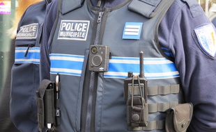 Un policier municipal portant une caméra-piéton.