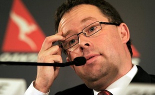 Le patron de la compagnie australienne Qantas, plombée par le ralentissement de l'économie mondiale et la flambée des prix du carburant, a anoncé lundi qu'il renonçait à ses bonus et à son augmentation de salaire au titre de l'exercice 2012.
