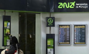Le groupe français de BTP et de concessions Vinci a remporté la course à la privatisation du gestionnaire des aéroports portugais ANA, a annoncé vendredi le porte-parole du gouvernement portugais, Luis Marques Guedes, à l'issue du conseil des ministres.