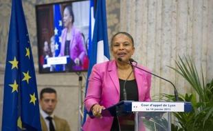 La ministre de la Justice Christiane Taubira a dit mercredi "réfléchir" à la question de la transcription à l'état civil français des actes de naissance d'enfants nés à l'étranger par mères porteuses, difficile en pratique, lors du débat en commission sur le mariage gay.