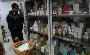 Un employé d'une pharmacie de New Delhi prend une commande pour des médicaments génériques, le 28 janvier 2016