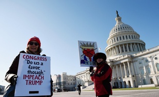 Des militants anti-Trump rassemblés devant le Capitole, alors qu'un vote historique s'y déroule, ce mercredi 18 décembre.