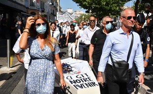 Des professionnels du secteur de l'évènementiel et du tourisme manifestent à Cannes en juin 2020.