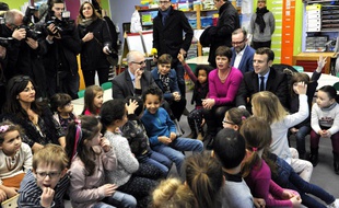 Emmanuel Macron lors de sa visite dans une école maternelle.