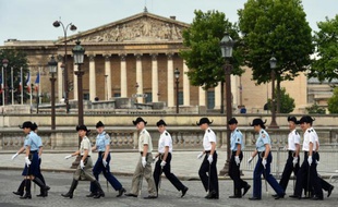 Des étudiants de Polytechnique se préparent à défiler pour la fête nationale le 12 juillet 2015 à Paris