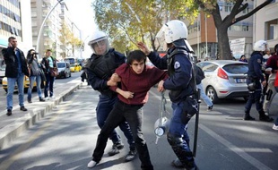 La police turque a utilisé des gaz lacrymogènes samedi à Ankara pour disperser deux manifestations visant à dénoncer l'arrachage d'arbres sur un campus universitaire de cette ville, et elle a procédé à des interpellations.